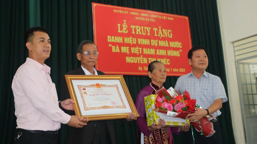 Huyện Đạ Tẻh tổ chức lễ truy tặng danh hiệu "Bà mẹ Việt Nam anh hùng". Ảnh: VÕ TÙNG