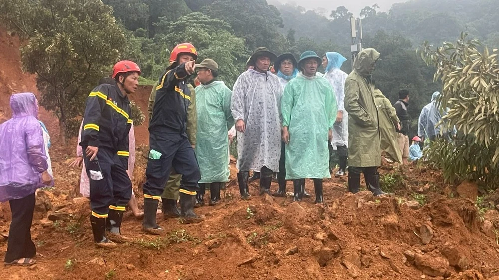 Đại tá Trương Minh Đương trực tiếp chỉ đạo cứu nạn ngay khi xảy ra vụ việc.