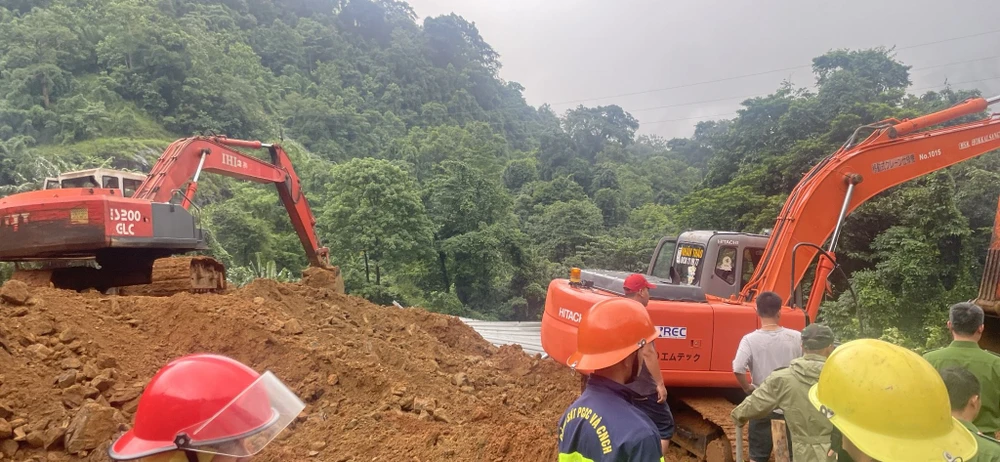 Hàng chục cán bộ, chiến sĩ tham gia cứu hộ, cứu nạn