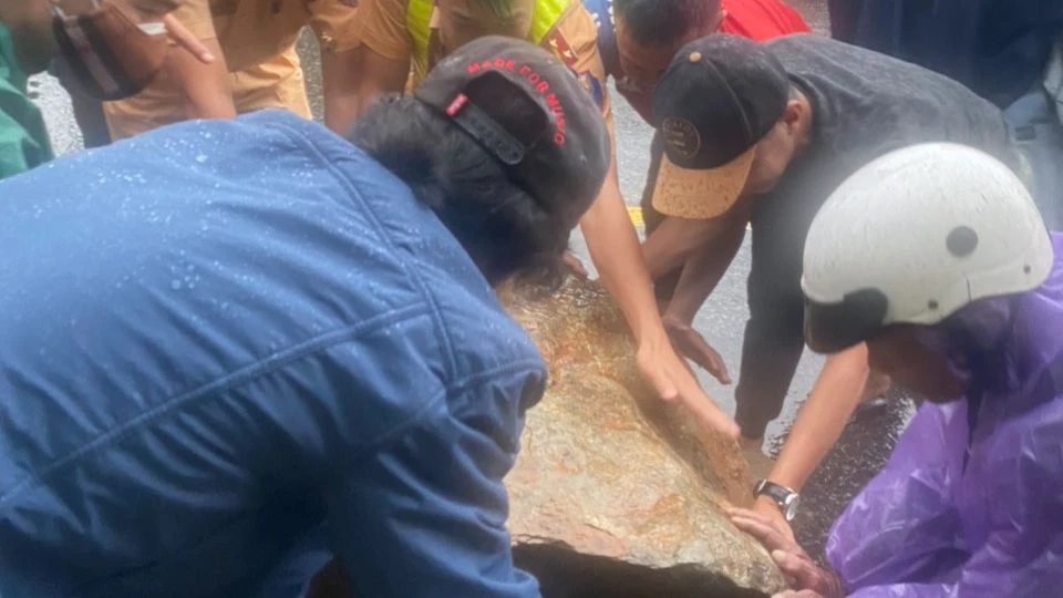 Một tảng đá to rơi xuống chắn ngang quốc lộ 20 Một tảng đá to rơi xuống chắn ngang quốc lộ 20