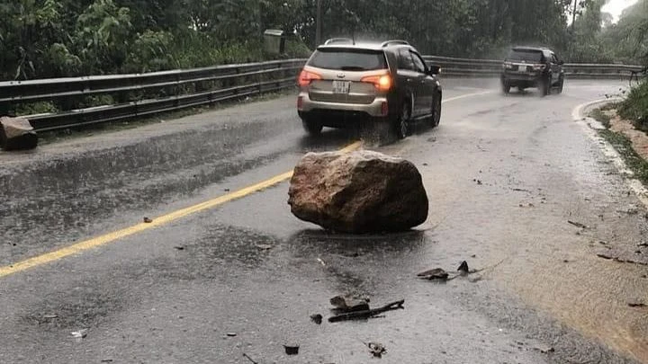 Đá lăn từ trên núi xuống mặt đường Đá lăn từ trên núi xuống mặt đường