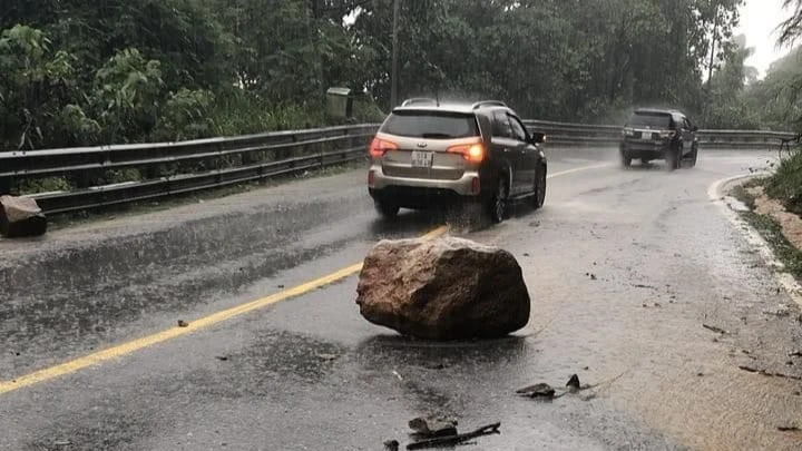 Nhiều tảng đá rớt từ vách núi xuống đường