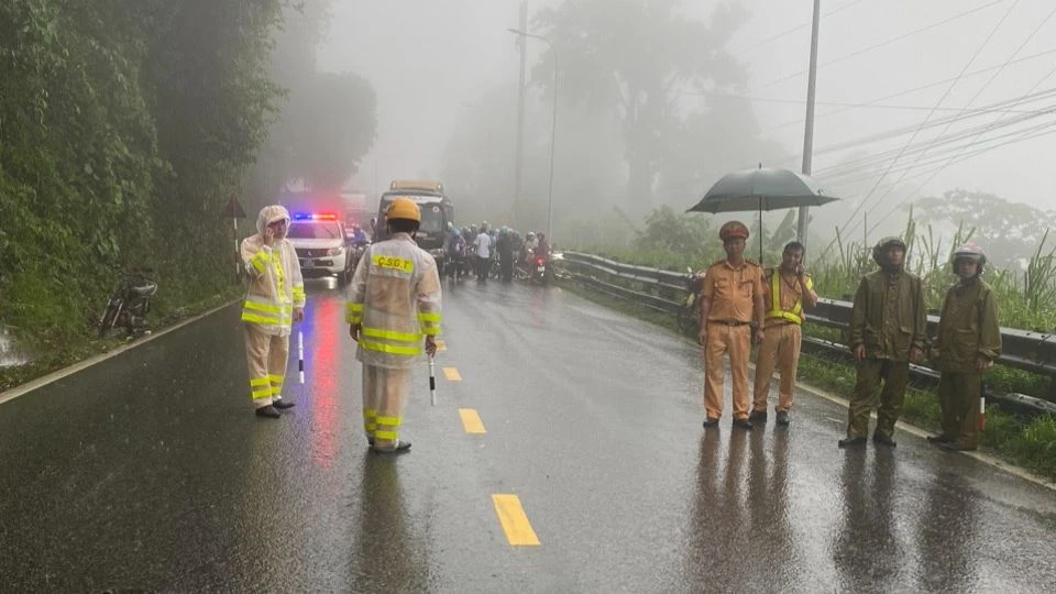 Trong 3 ngày từ 28 đến 30-7, lực lượng CSGT Lâm Đồng túc trực 100%, chốt chặn, hướng dẫn người dân lưu thông qua đèo Bảo Lộc. Trong 3 ngày từ 28 đến 30-7, lực lượng CSGT Lâm Đồng túc trực 100%, chốt chặn, hướng dẫn người dân lưu thông qua đèo Bảo Lộc.