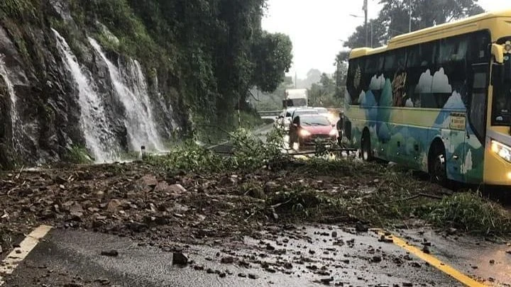 Đá từ vách núi sạt xuống đường ở khu vực giữa đèo Đá từ vách núi sạt xuống đường ở khu vực giữa đèo