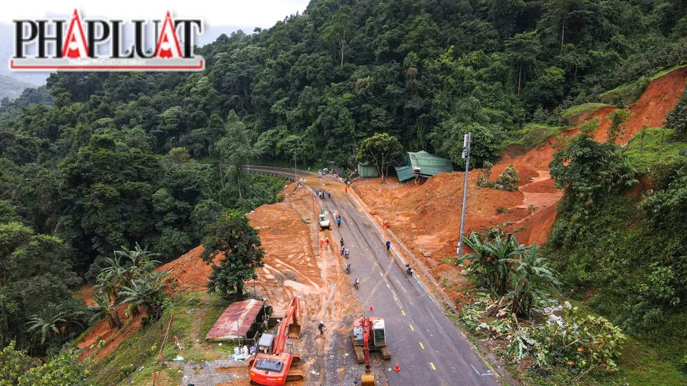 Hàng ngàn khối đất tràn xuống QL 20, vùi lấp nhiều người và tài sản. Ảnh: VT