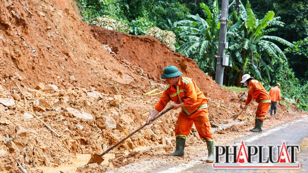 Lực lượng chức năng vẫn tiếp tục dọn dẹp hiện trường. Ảnh: VT