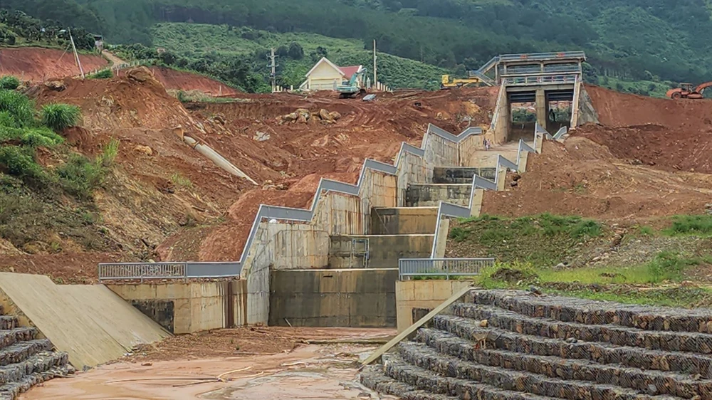 Đây là khu vực liên tục xuất hiện các vết nứt, sạt trượt suốt từ ngày 1-7 đến nay.