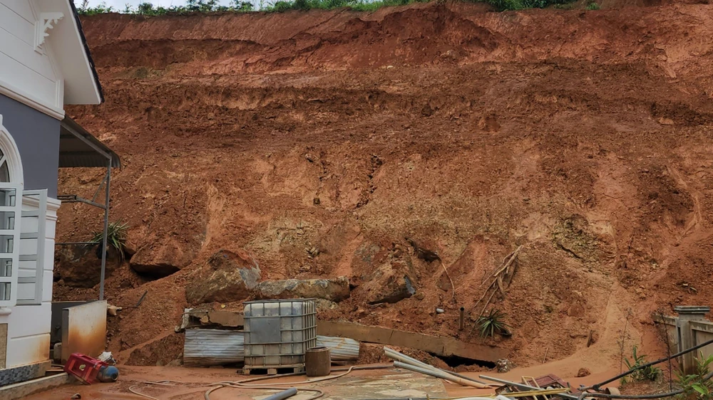 Sạt lở đất sát vách nhà người dân