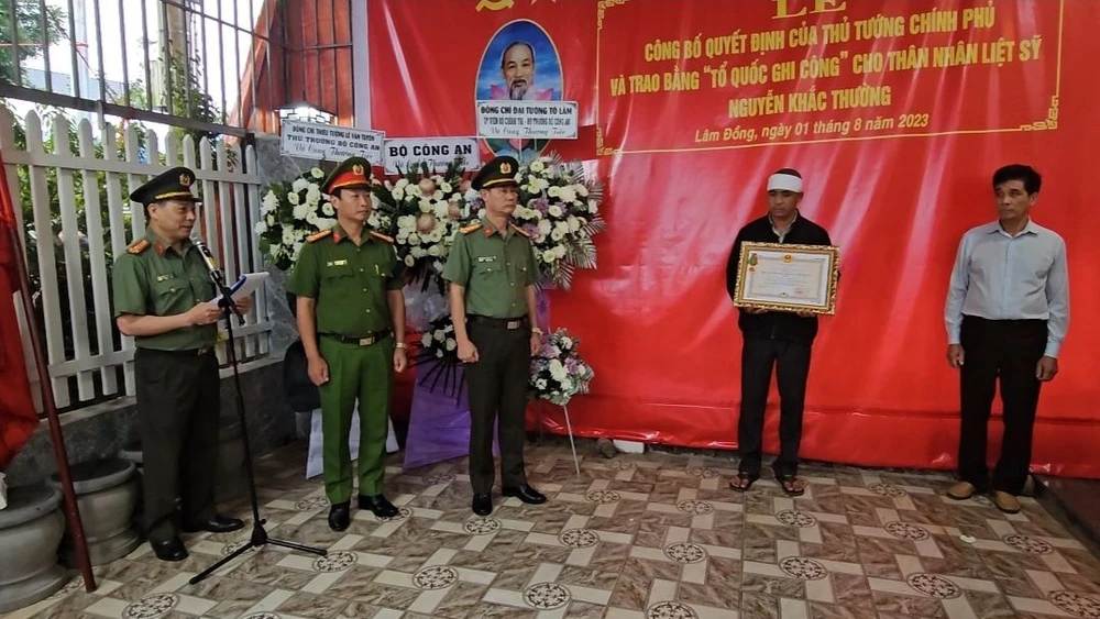 Công an Lâm Đồng tổ chức trao Huân chương bảo vệ Tổ Quốc cho liệt sĩ CSGT hy sinh khi làm nhiệm vụ.