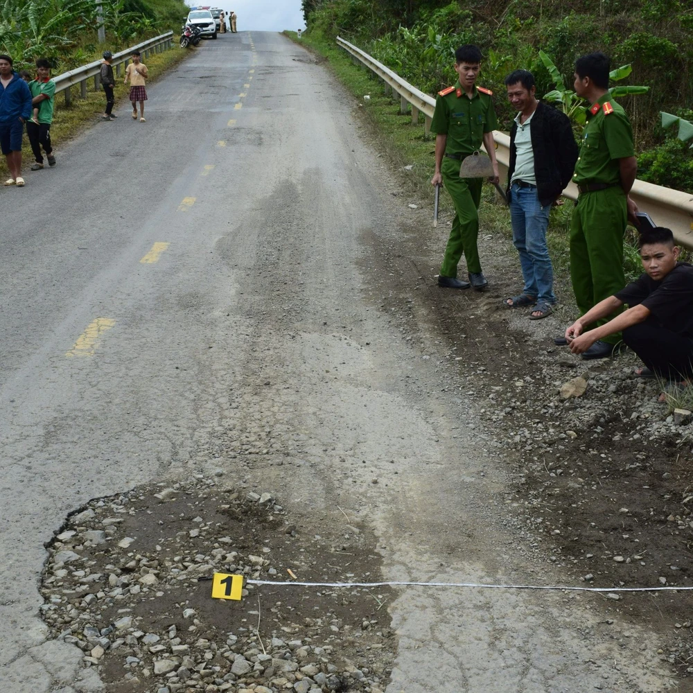 Công an huyện Đức Trọng thực nghiệm điều tra vụ phá đường.