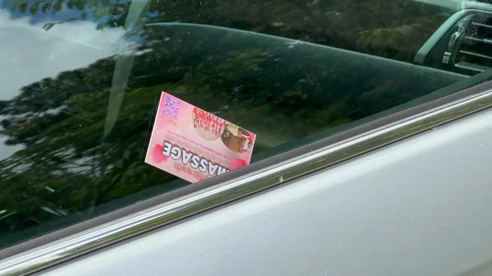 Tờ rơi được kẹp trên ô tô của người dân và du khách.