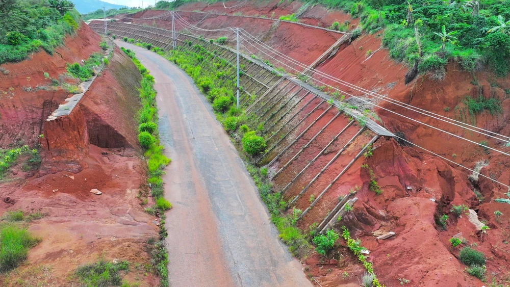 Vách taluy 2 bên đường đang sạt dần, có thể đổ ập xuống đường tránh này bất cứ lúc nào. Vách taluy 2 bên đường đang sạt dần, có thể đổ ập xuống đường tránh này bất cứ lúc nào.