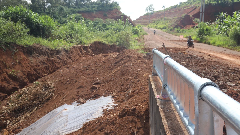 Những cây cầu trên tuyến đường tránh này cũng bị đe doạ khi dòng nước đang xói mòn đầu mố cầu Những cây cầu trên tuyến đường tránh này cũng bị đe doạ khi dòng nước đang xói mòn đầu mố cầu