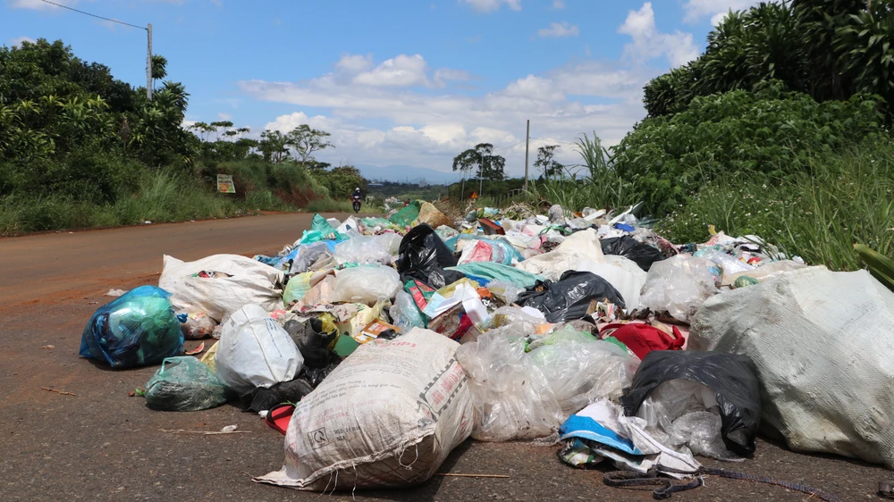 Một số người dân chua chát ví von "con đường hy vọng" của họ đang biến thành một bãi tập kết rác Một số người dân chua chát ví von "con đường hy vọng" của họ đang biến thành một bãi tập kết rác