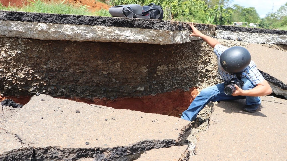 Con đường được đầu tư gần 1 ngàn tỉ bị đứt gãy, sập sâu như đường làng Con đường được đầu tư gần 1 ngàn tỉ bị đứt gãy, sập sâu như đường làng
