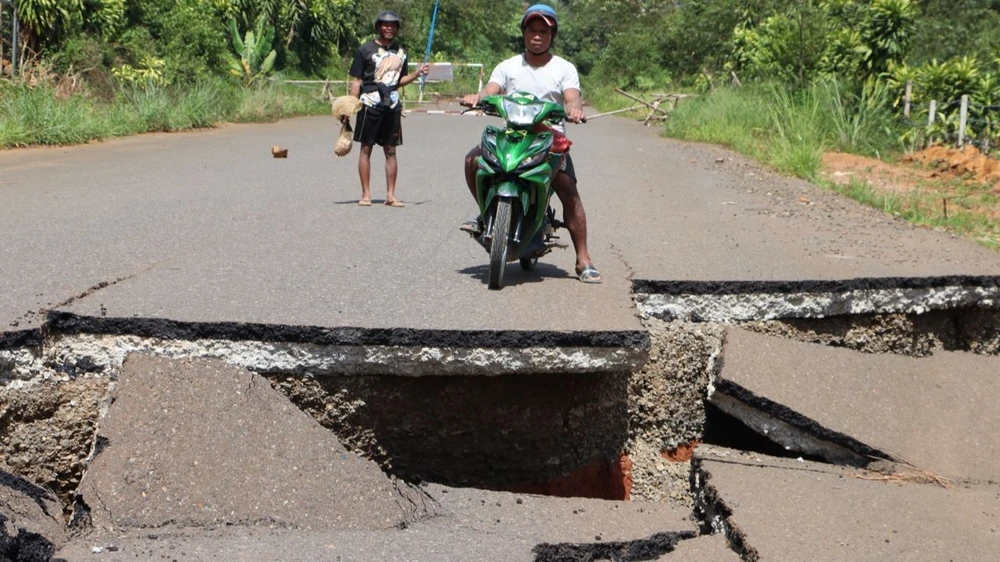 Người dân bất lực khi chứng kiến con đường họ vẫn lưu thương xưa nay giờ đứt gãy, sụt lún Người dân bất lực khi chứng kiến con đường họ vẫn lưu thương xưa nay giờ đứt gãy, sụt lún