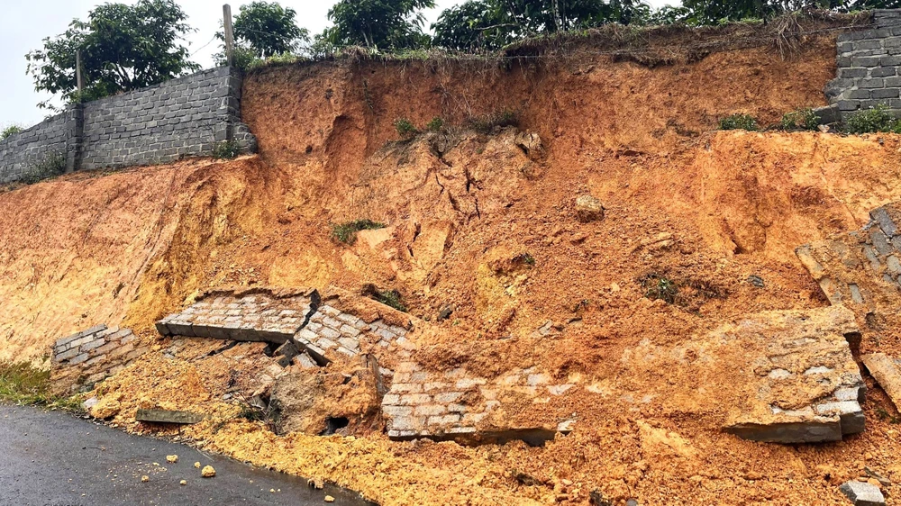 Bờ taluy ở đường Phạm Hồng Thái, xã Đại Lào bị sập.