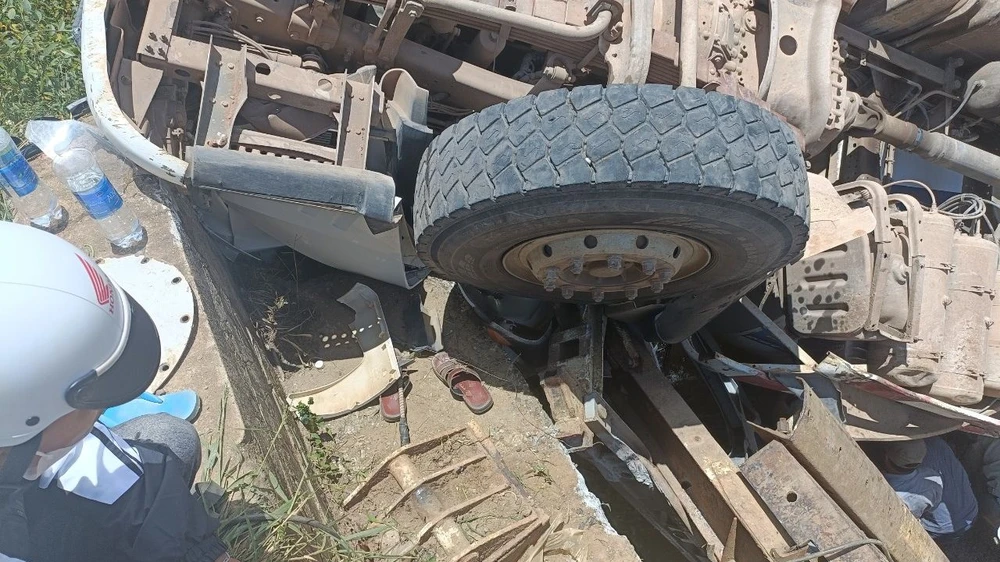 Trục bánh sau của xe bồn sập cùng với cầu sát Tà Năng 2