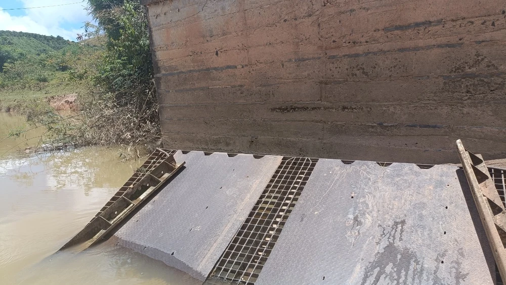 Vỉa sắt trên cầu rơi xuống suối