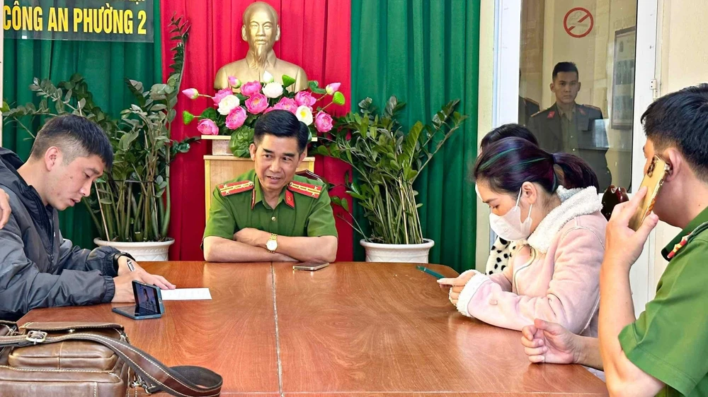 Buổi làm việc có sự chứng kiến của của phụ huynh cháu N. Ảnh: VÕ TÙNG Buổi làm việc có sự chứng kiến của của phụ huynh cháu N. Ảnh: VÕ TÙNG