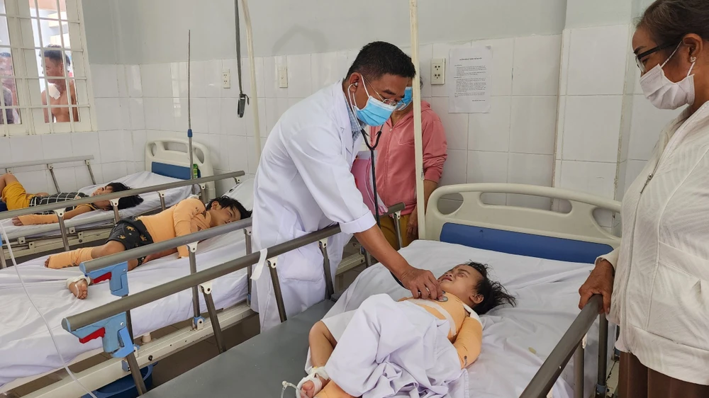 Bốn cháu bé bị bỏng do mắc kẹt trong đám cháy.