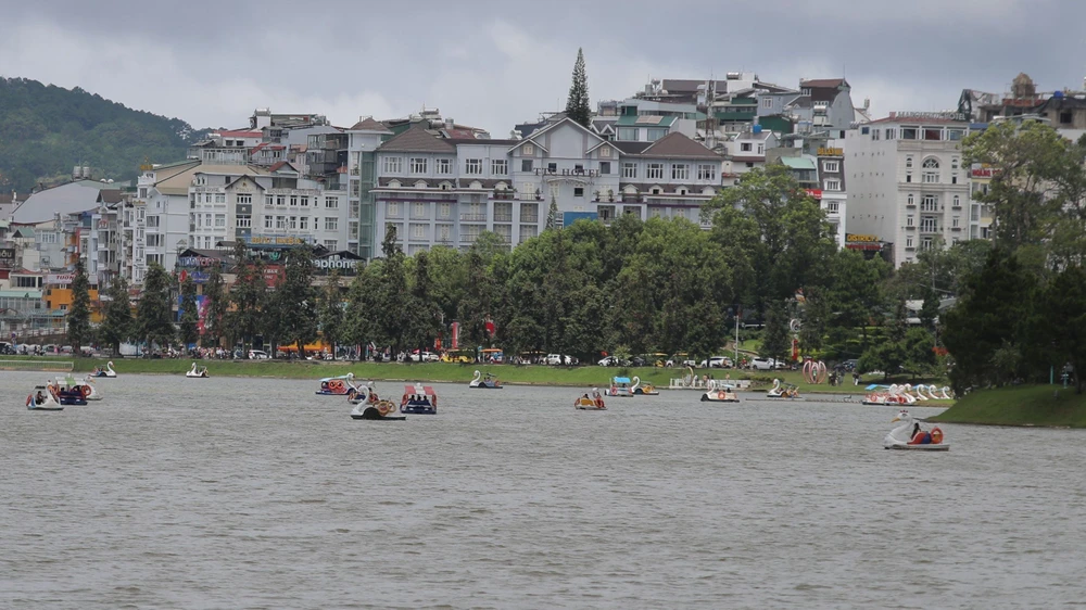 Hồ Xuân Hương sáng 1-9. Ảnh: VÕ TÙNG