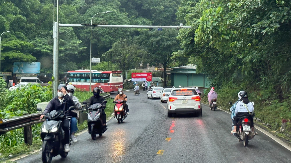 Du khách về Đà Lạt di chuyển bình thường qua đèo Bảo Lộc. Ảnh: VÕ TÙNG