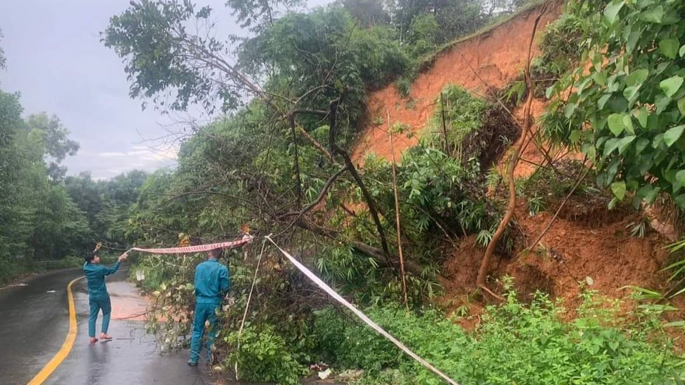 Lực lượng chức năng địa phương đang căng dây cảnh báo sạt lở