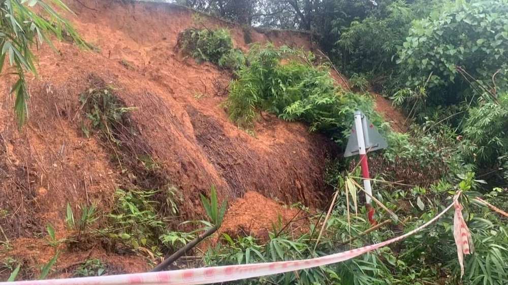 Taluy dương bên tay trái hướng từ huyện Cát Tiên sang huyện Bù Đăng cũng sạt lở