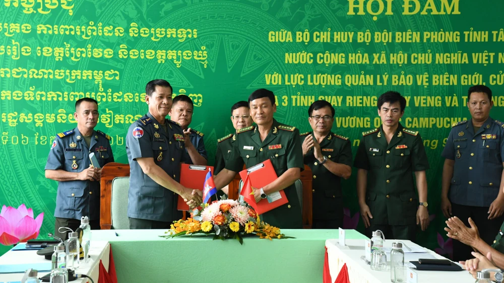 Đại diện BĐBP tỉnh Tây Ninh và Hiến Binh tỉnh Prey Veng ký kết chương trình phối hợp hoạt động năm 2023. Ảnh: LQ