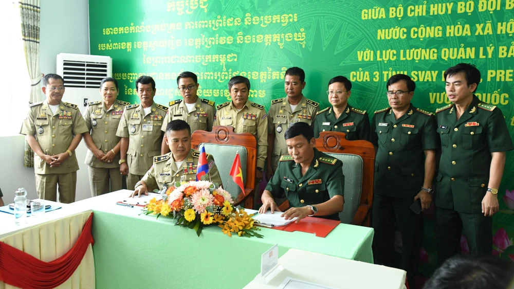 Đại diện BĐBP tỉnh Tây Ninh và Ty Công an tỉnh Svây Riêng ký kết chương trình phối hợp hoạt động năm 2023. Ảnh: LQ