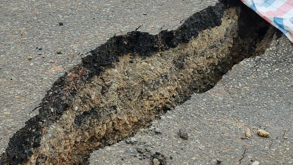 Vết nứt rộng trên nền đường