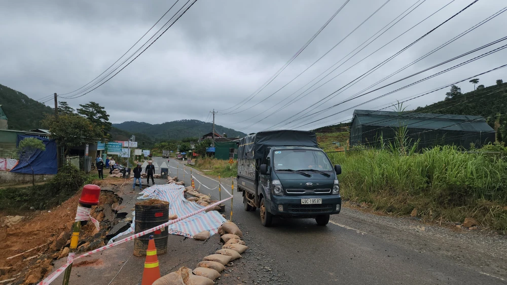 Nhiều đoạn sạt sâu vào lòng đường