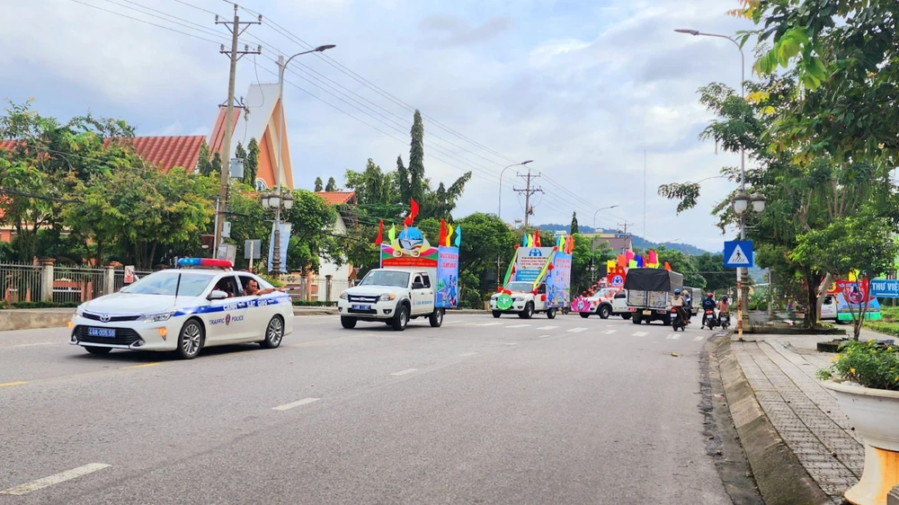 Các đội thi di chuyển qua các tuyến đường để tuyên truyền. Ảnh: VT