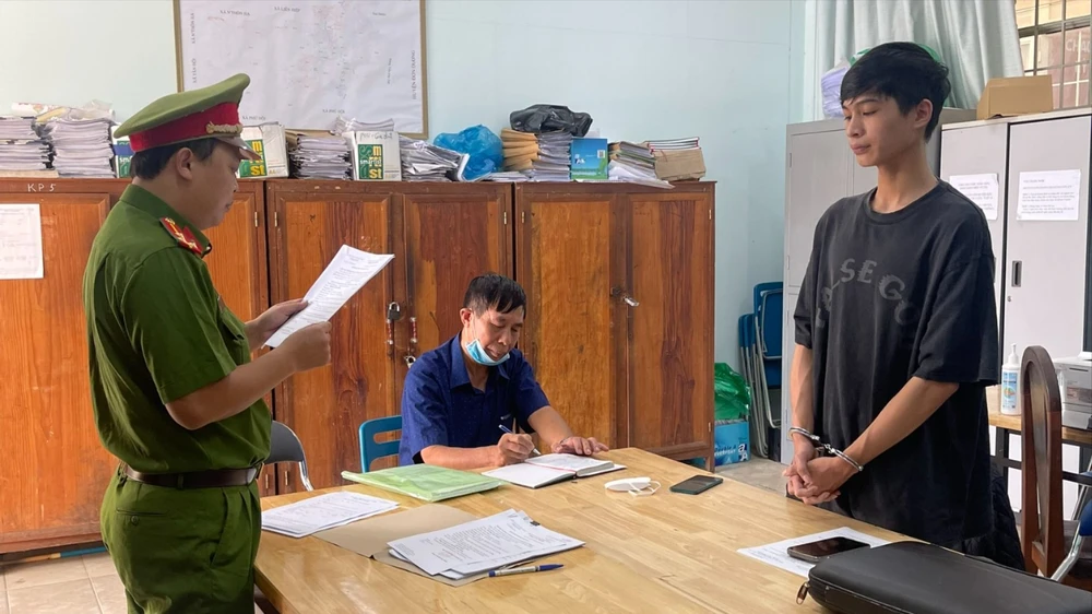 Nam shipper bị khởi tố về tội tham ô tài sản