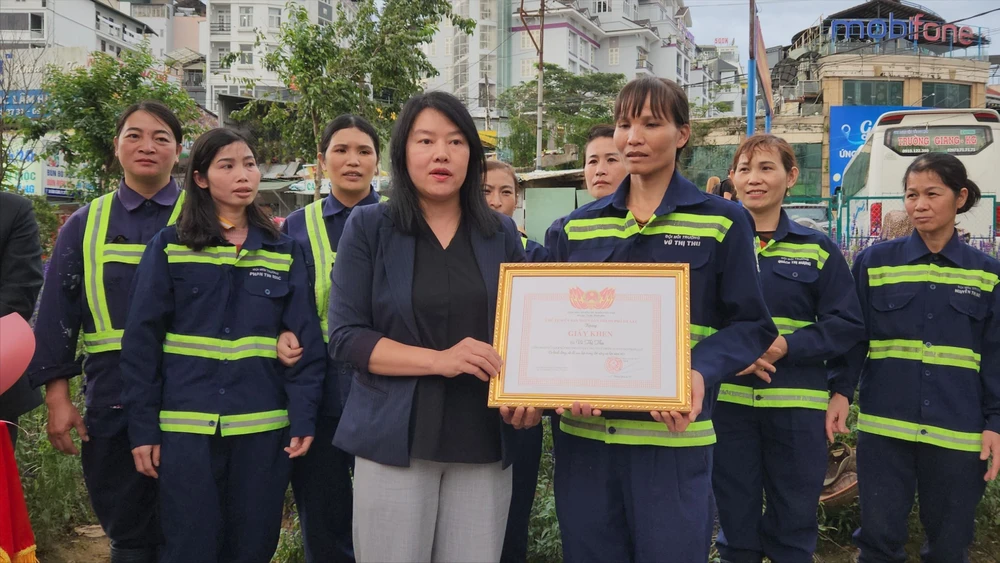 Đà Lạt khen thưởng công nhân vệ sinh môi trường trả lại 4.700 USD cho khách