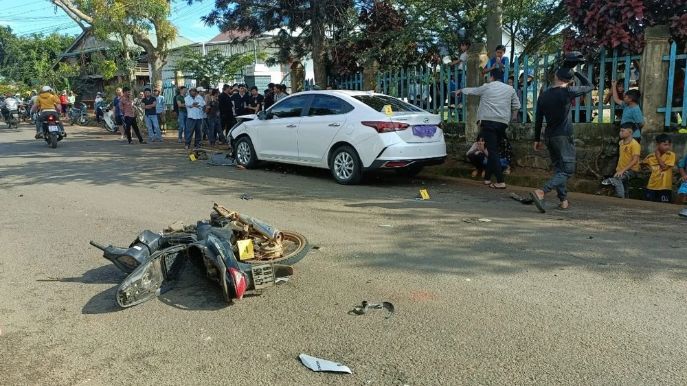 2 cháu bé bị thương khi ô tô tông xe máy