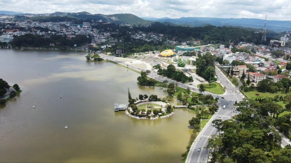 Nhà hàng Thủy tạ trên Hồ Xuân Hương