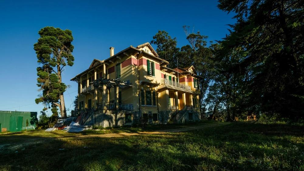 Dinh Tỉnh trưởng sẽ nhường chỗ cho một khách sạn hiện đại. Ảnh: VÕ TÙNG