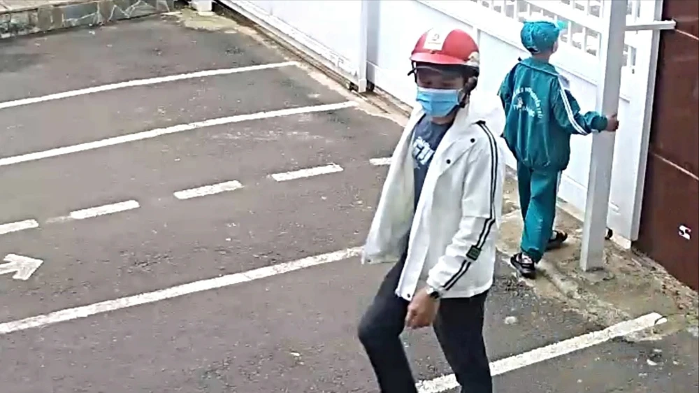 Vào trường học cướp bông tai của học sinh