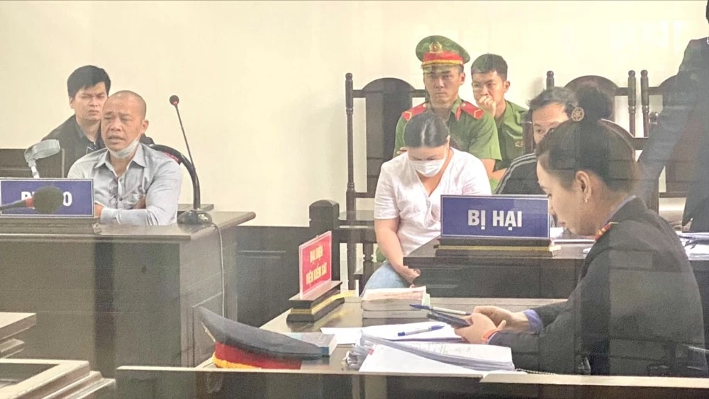 xét xử vụ giao con nhận hũ tro cốt