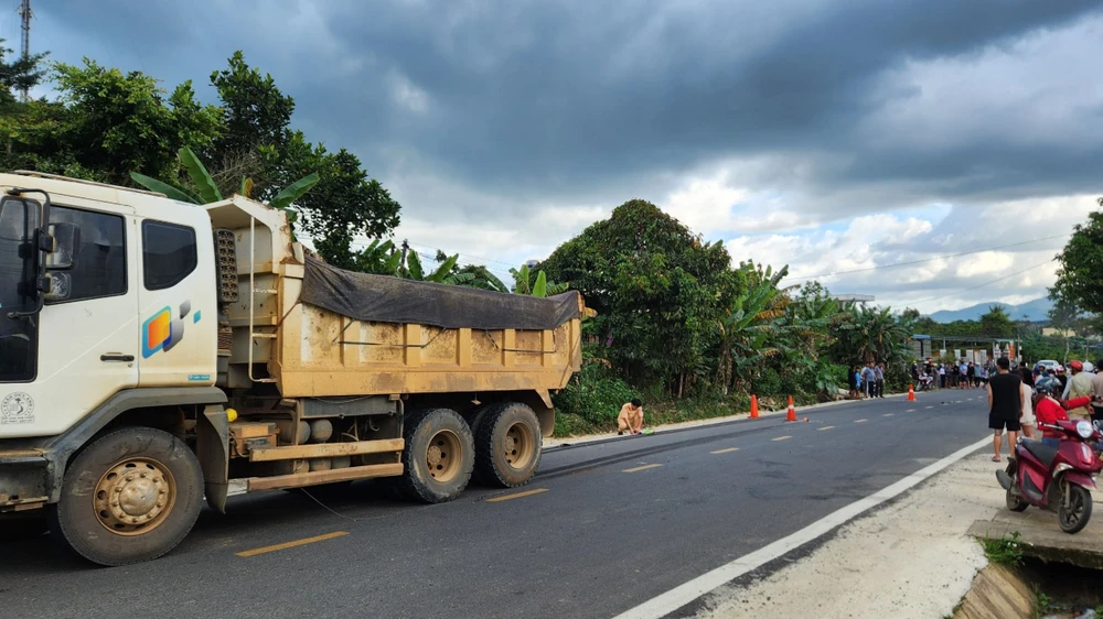 Va chạm với xe ben trên QL 55 khiến 2 người thương vong