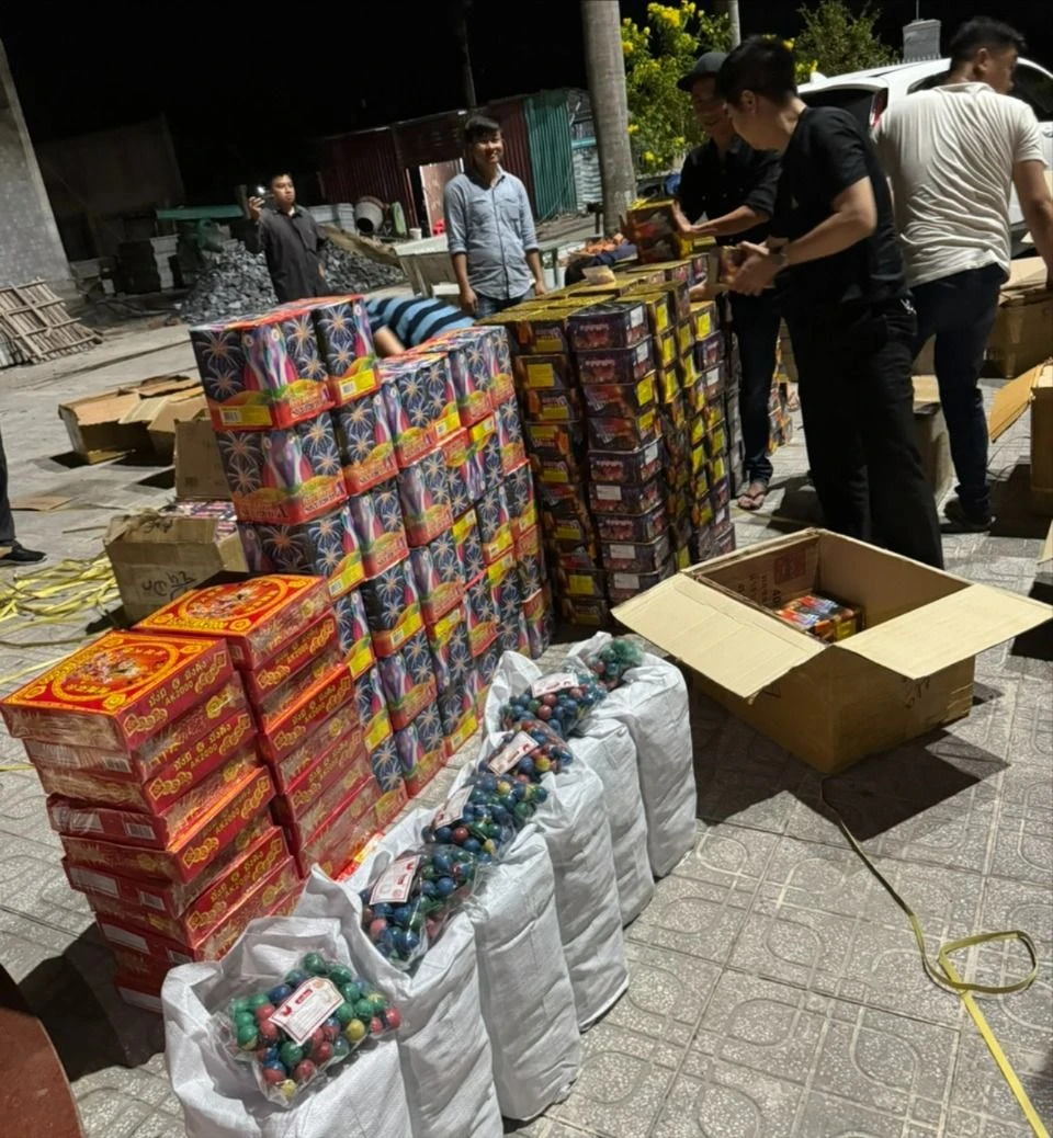 Bị bắt vì vận chuyển hơn 1 tấn pháo lậu