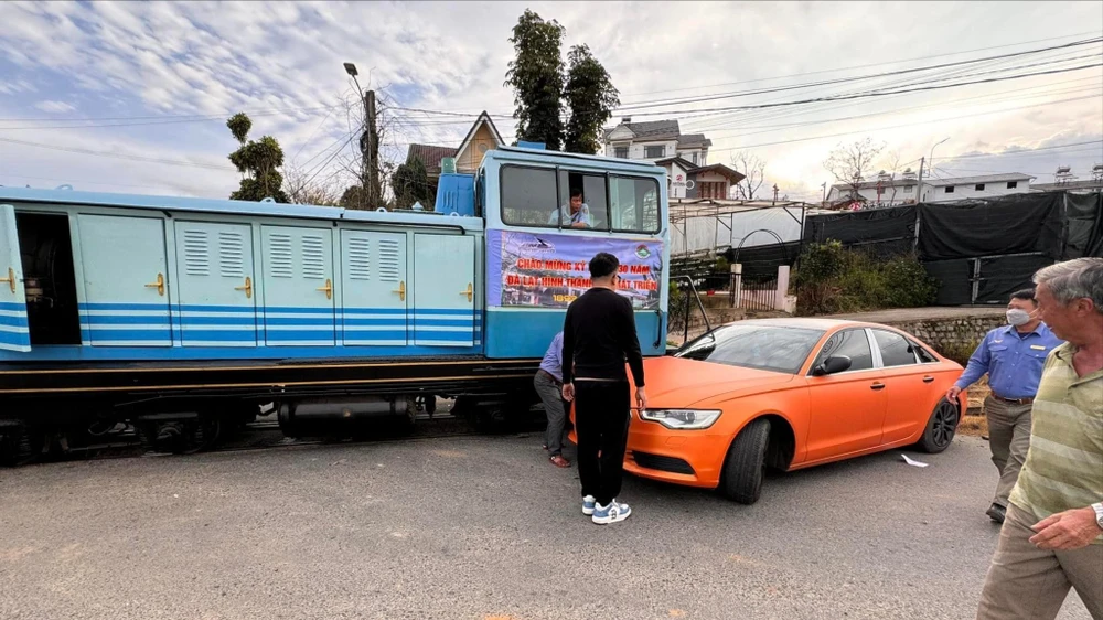 Xe của ca sĩ Cao Thái Sơn tông vào tàu hỏa ở Đà Lạt