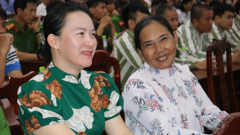 Vượt qua mọi mặc cảm, chị Huỳnh Thị Vân Khanh và chị Dương Thị Thuỳ Trâm đang đứng dậy một cách mạnh mẽ trong cuộc sống. Ảnh: VÕ TÙNG