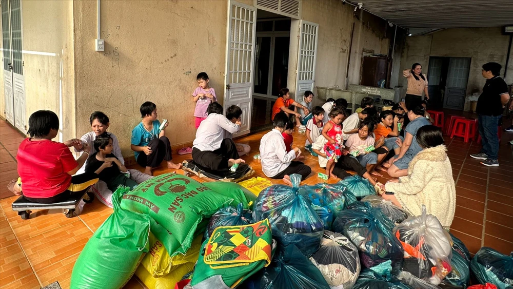 Các luật sư mang giáng sinh đến với các cháu bị bỏ rơi