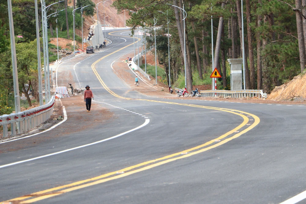 Thông xe đèo Prenn từ đỉnh đèo đến thác Datanla