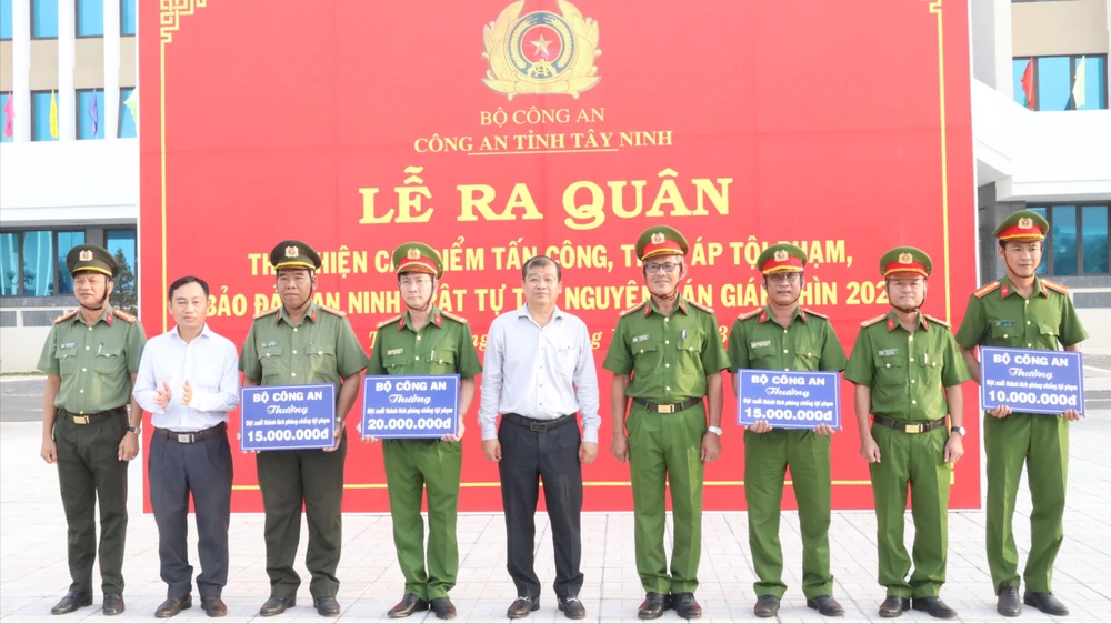 Các đơn vị, cá nhân được Bộ Công an khen thưởng vì có thành tích tấn công, trấn áp tội phạm. Ảnh: VT