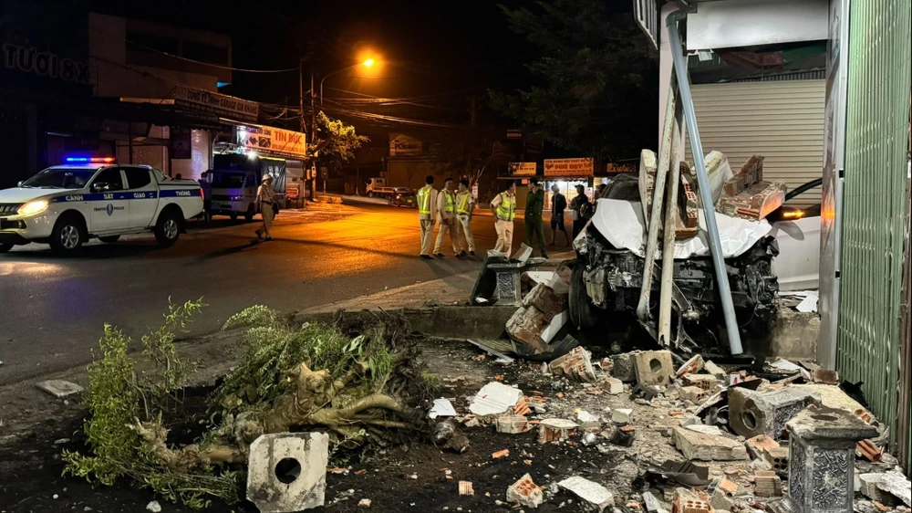 Người phụ nữ lái ô tô tông sập hiên nhà