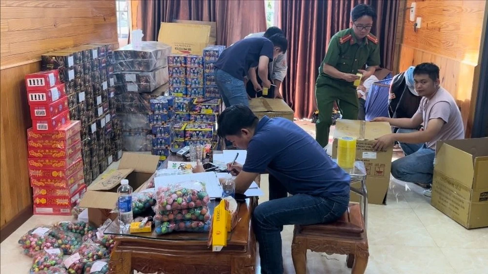 Bắt hơn nửa tấn pháo lậu ở huyện Đức Trọng